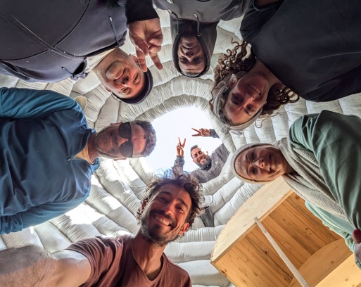 Une équipe superadobe dans un éco-dôme